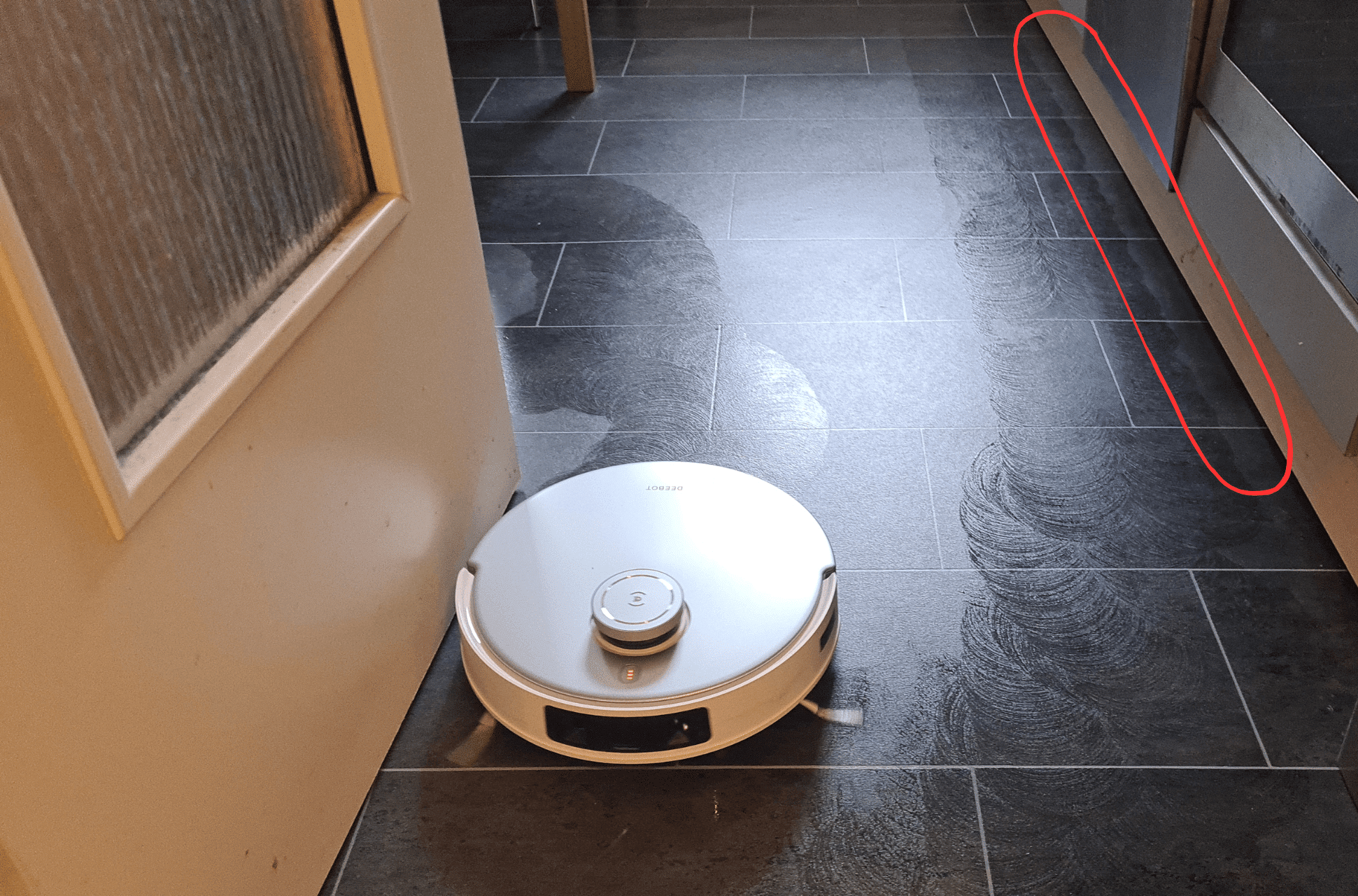 Der ECOVACS DEEBOT T20 OMNI wischt im Test entlang der Leisten.